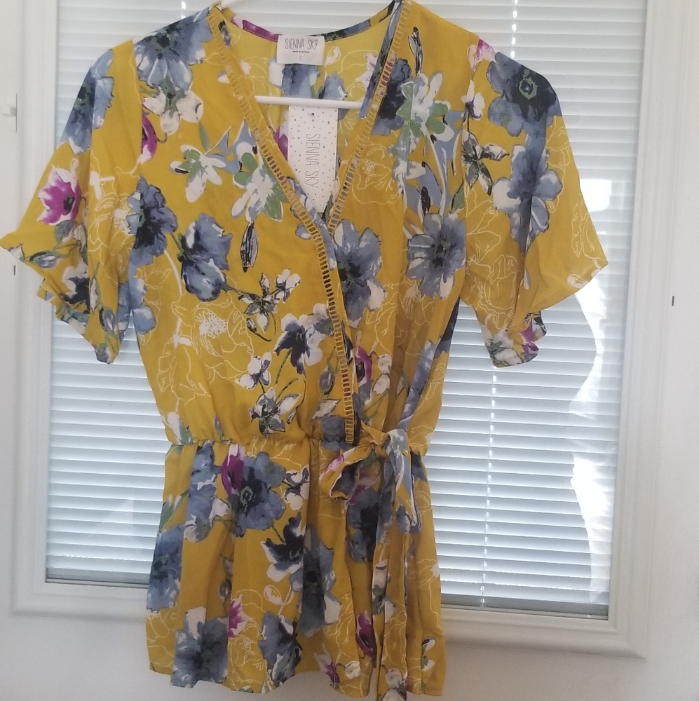Sienna Sky yellow floral print blouse sz Small